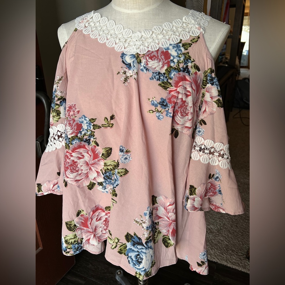 Cupshe cold shoulder floral top with white lace trim
